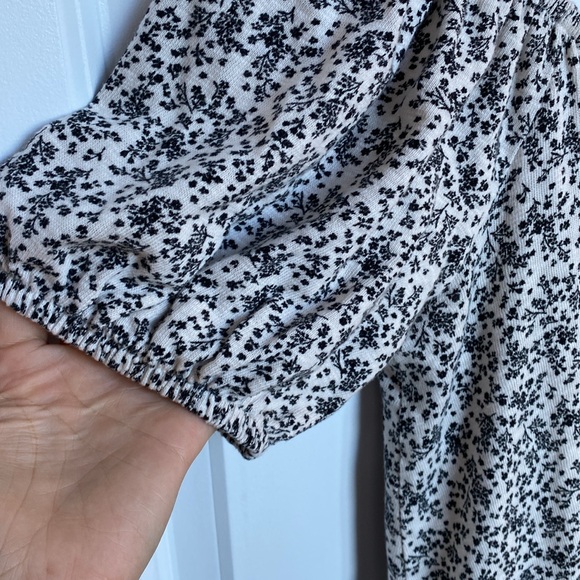 Puff sleeve Flowy Dress 🖤 - Picture 2 of 5